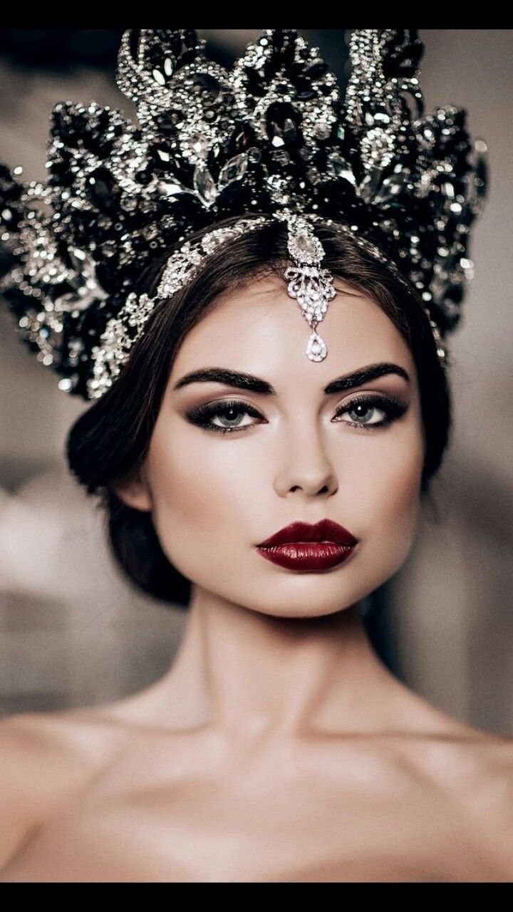 Красивые королевы с коронами