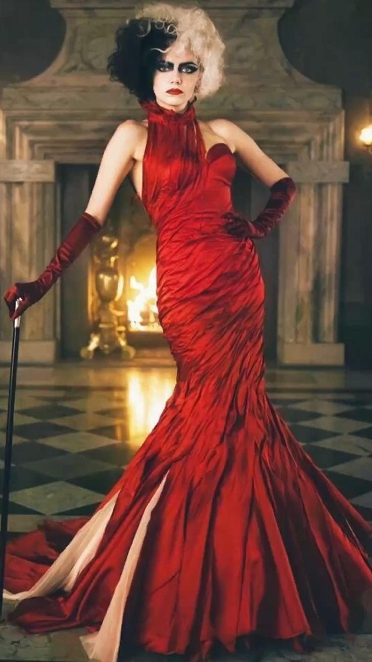 Круэлла Эмма Стоун черно красное платье