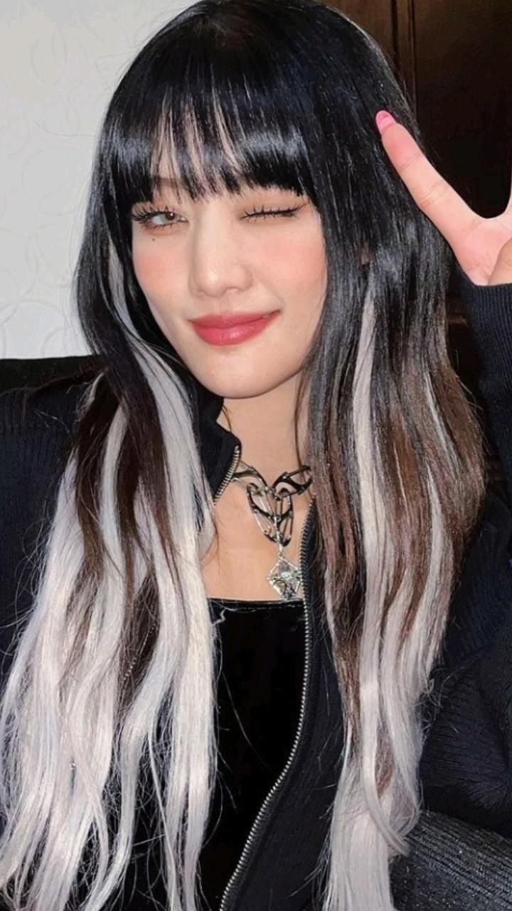 Белые пряди на черных волосах фото