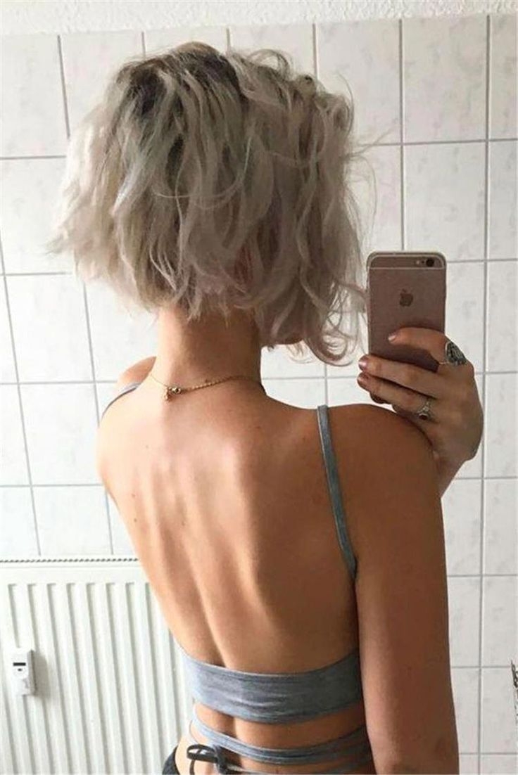 Девушка с короткой стрижкой сзади