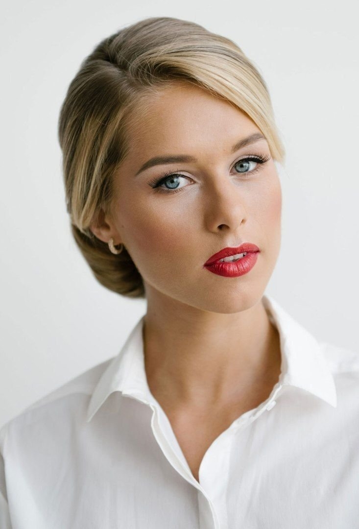 Деловая прическа на средние волосы