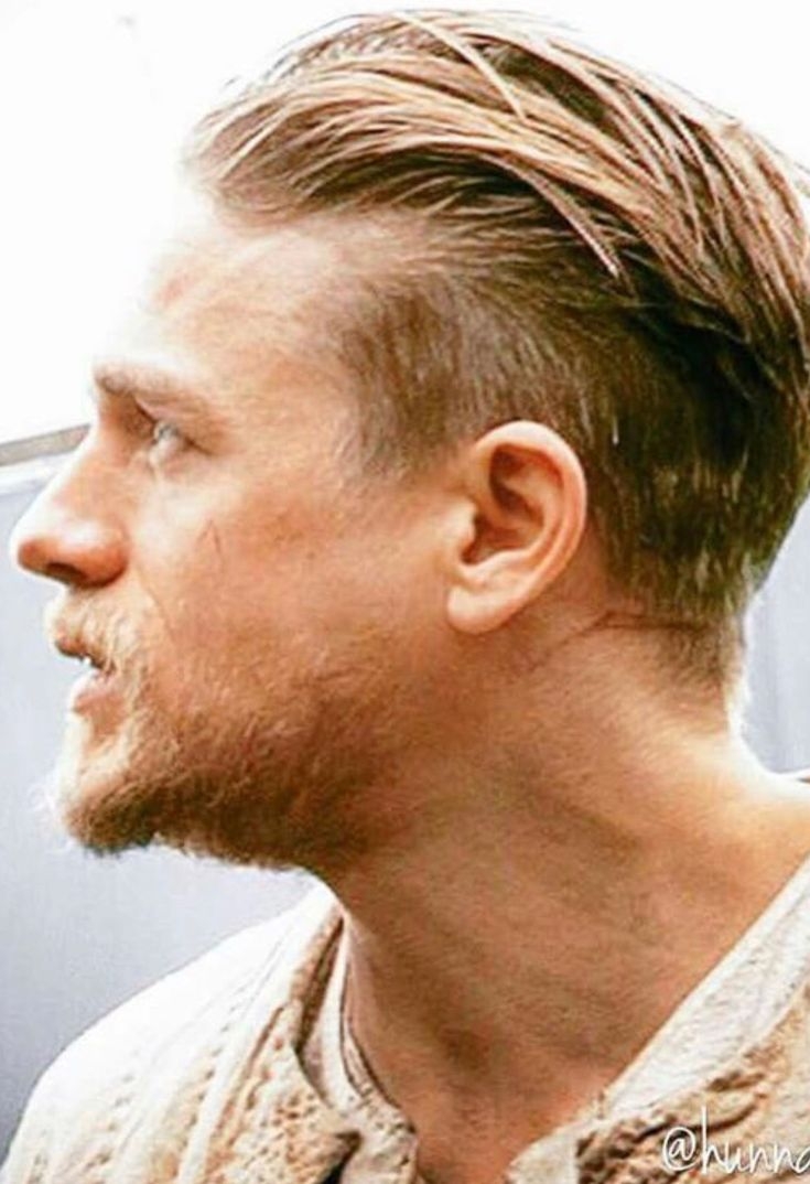 Чарли Ханнэм меч короля Артура прическа