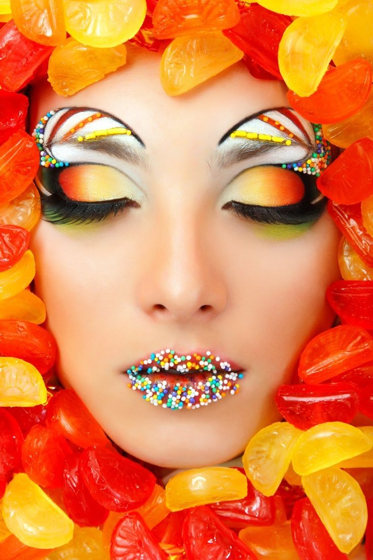 Яркая девушка