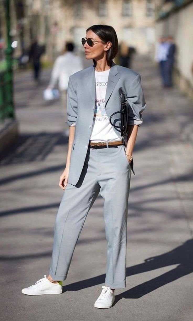 Брючный костюм женский с кедами