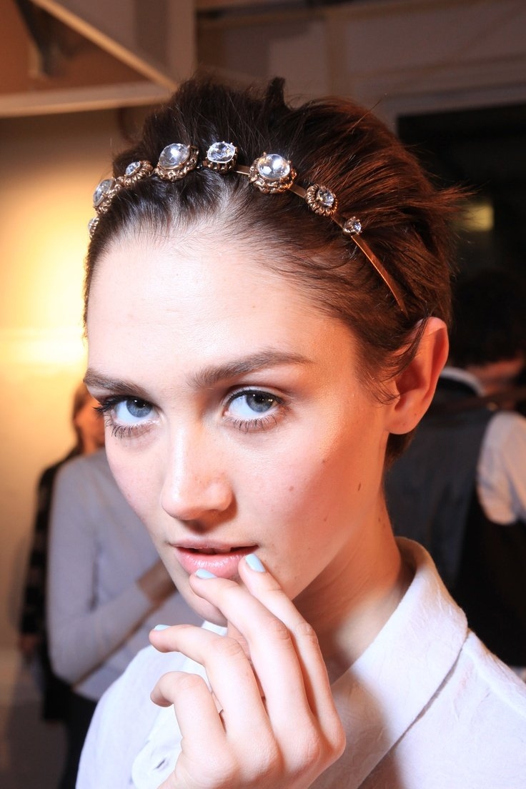 Прическа с ободком