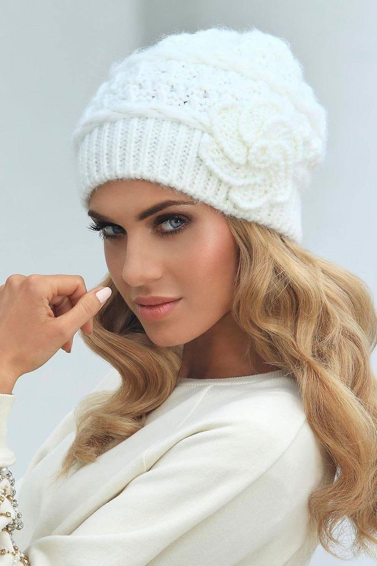 Белая вязаная шапка