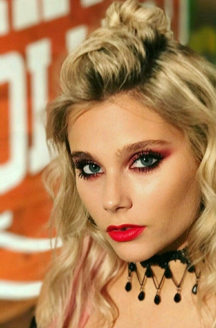 Валентина Зенере прическа Амбар Смит