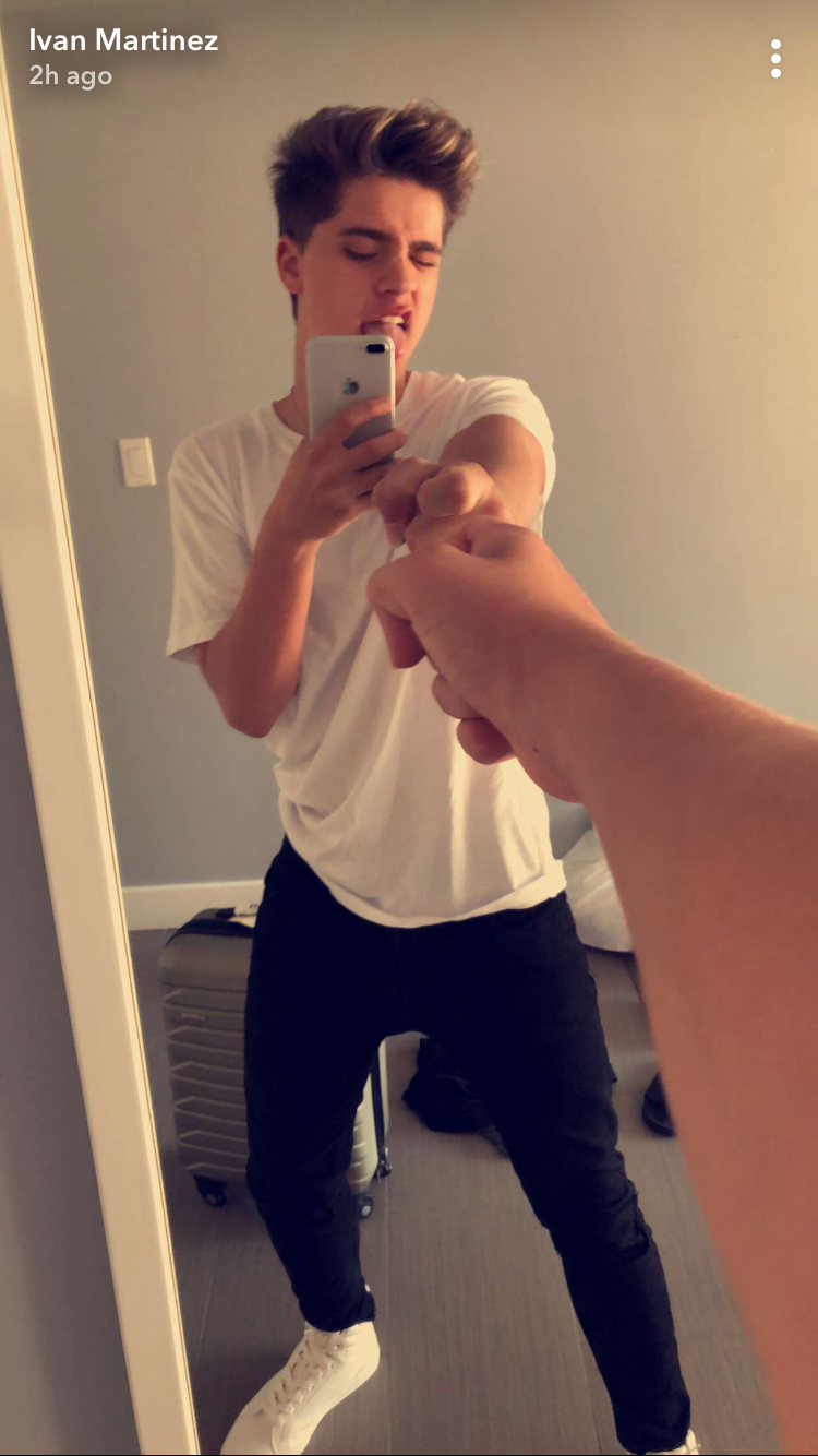 Парень в зеркале