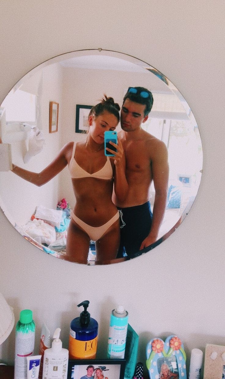 Пара перед зеркалом фотосессия