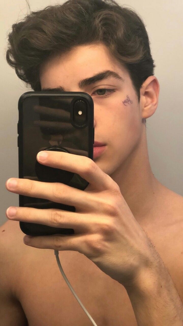 Manu Rios в зеркале