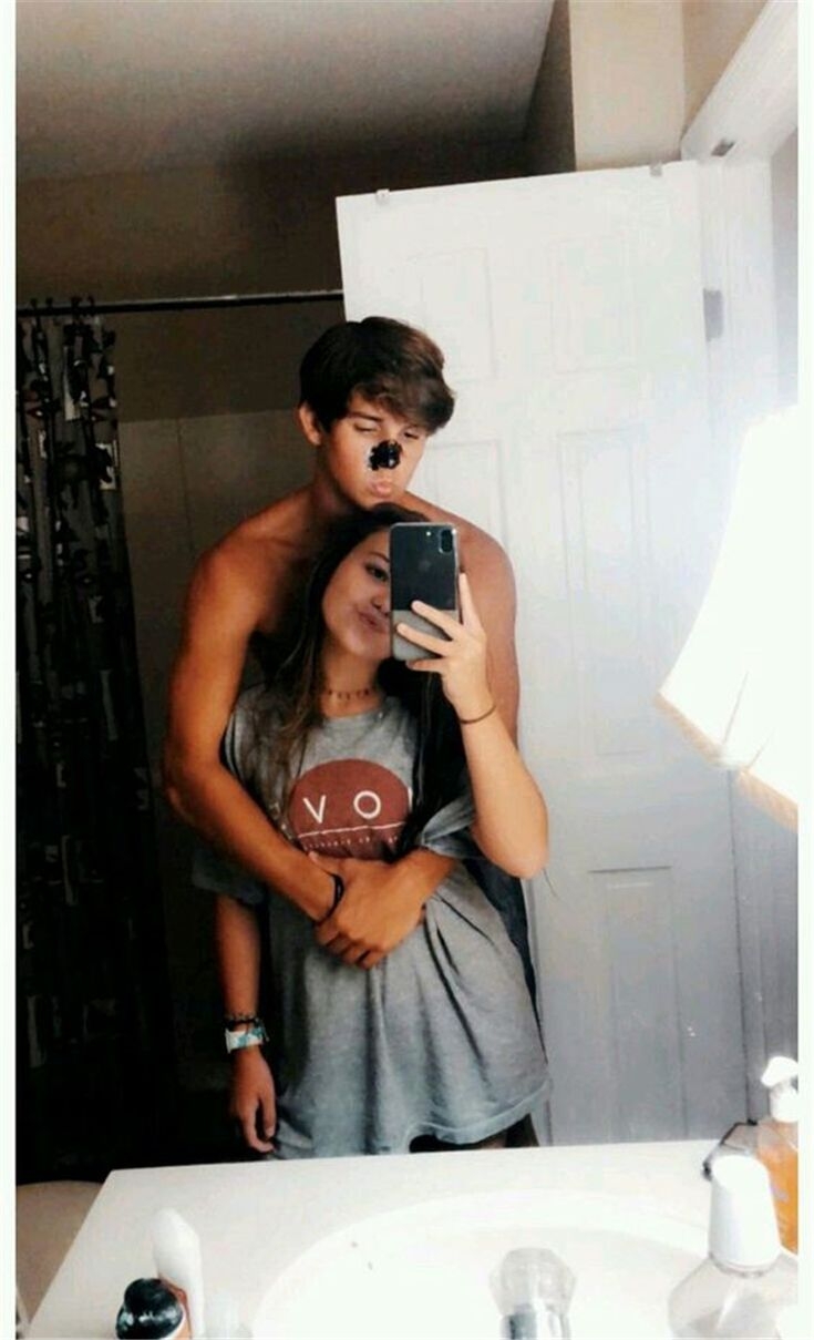 Парень с девушкой в зеркале