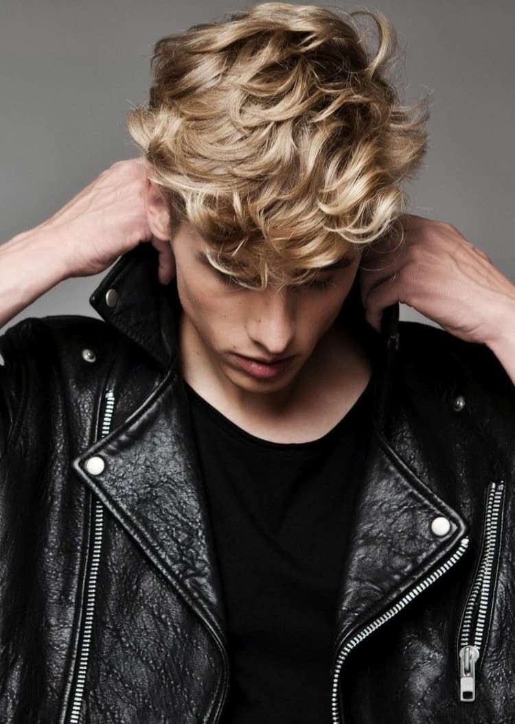 Блондин с вьющимися волосами