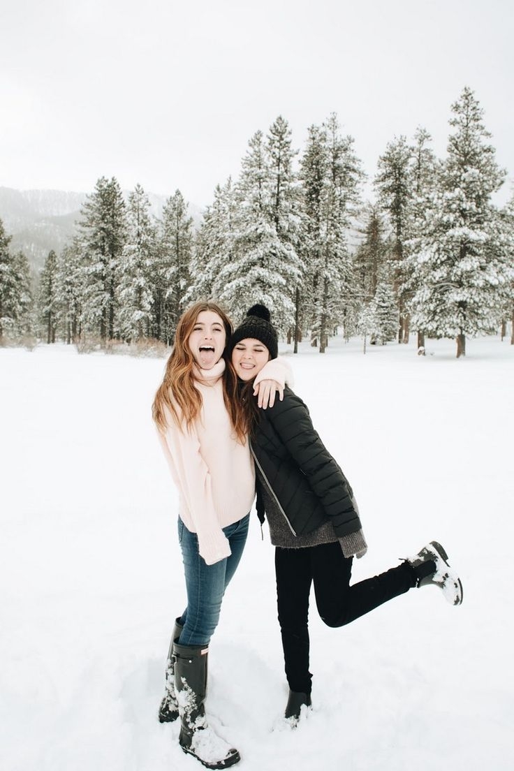 Две девушки зимой