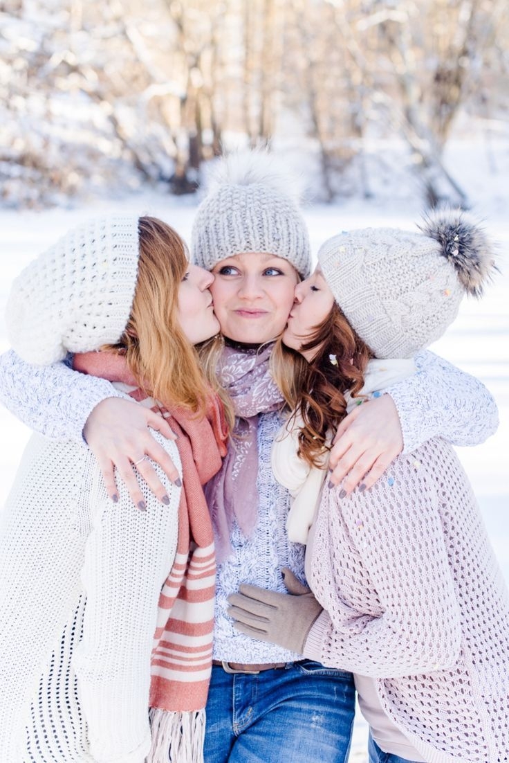 Фотосессия подруг на улице зимой