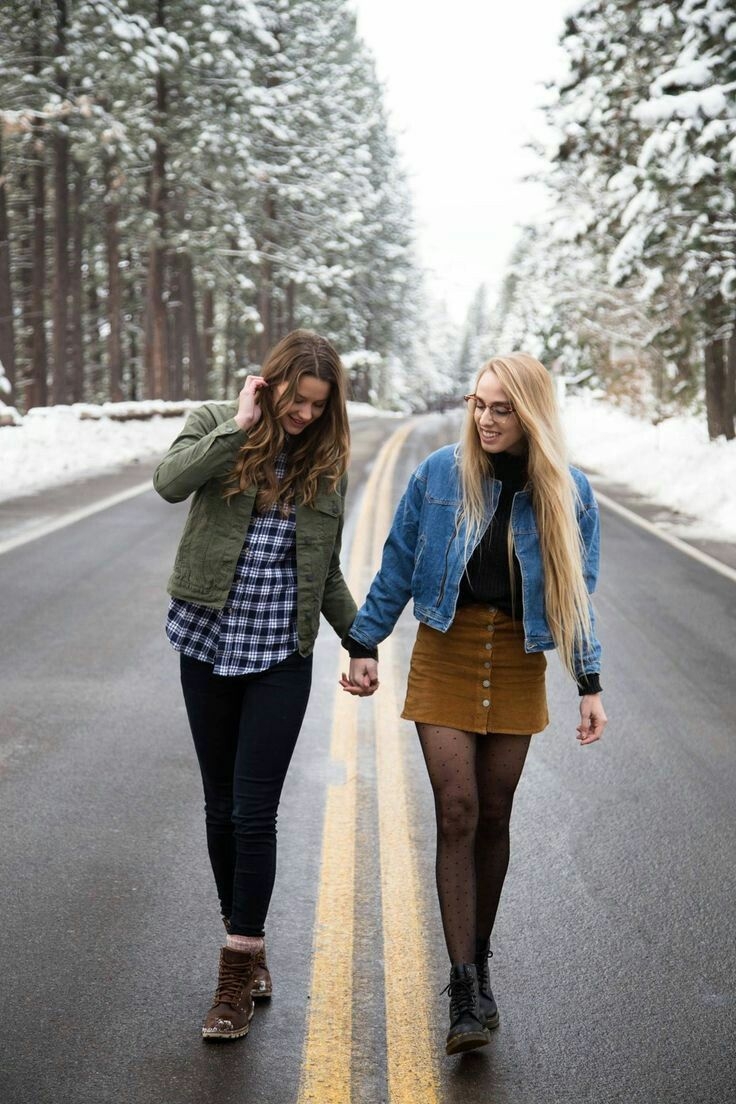 Две девушки зимой