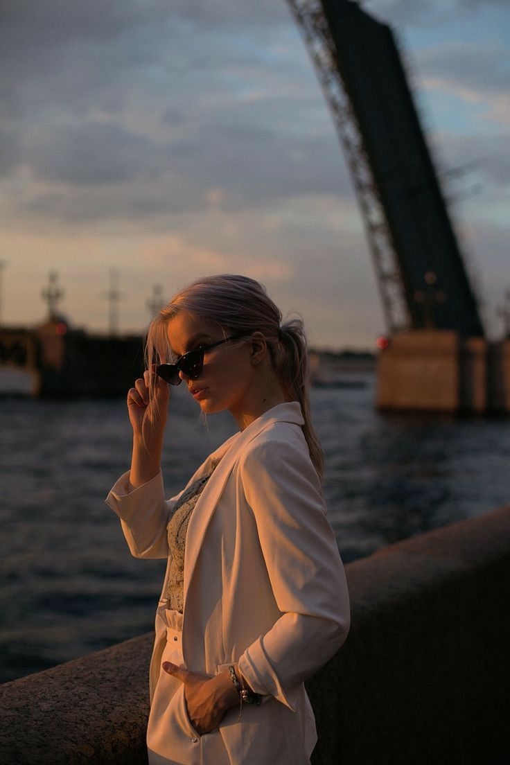 Девушка на набережной