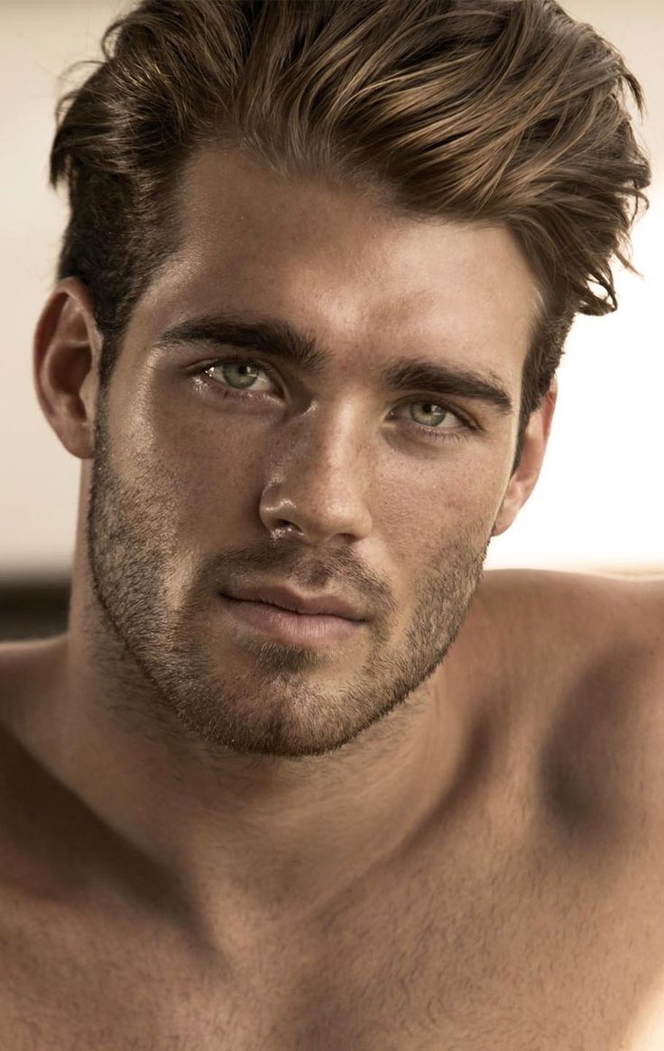 Голубоглазый брутальный блондин