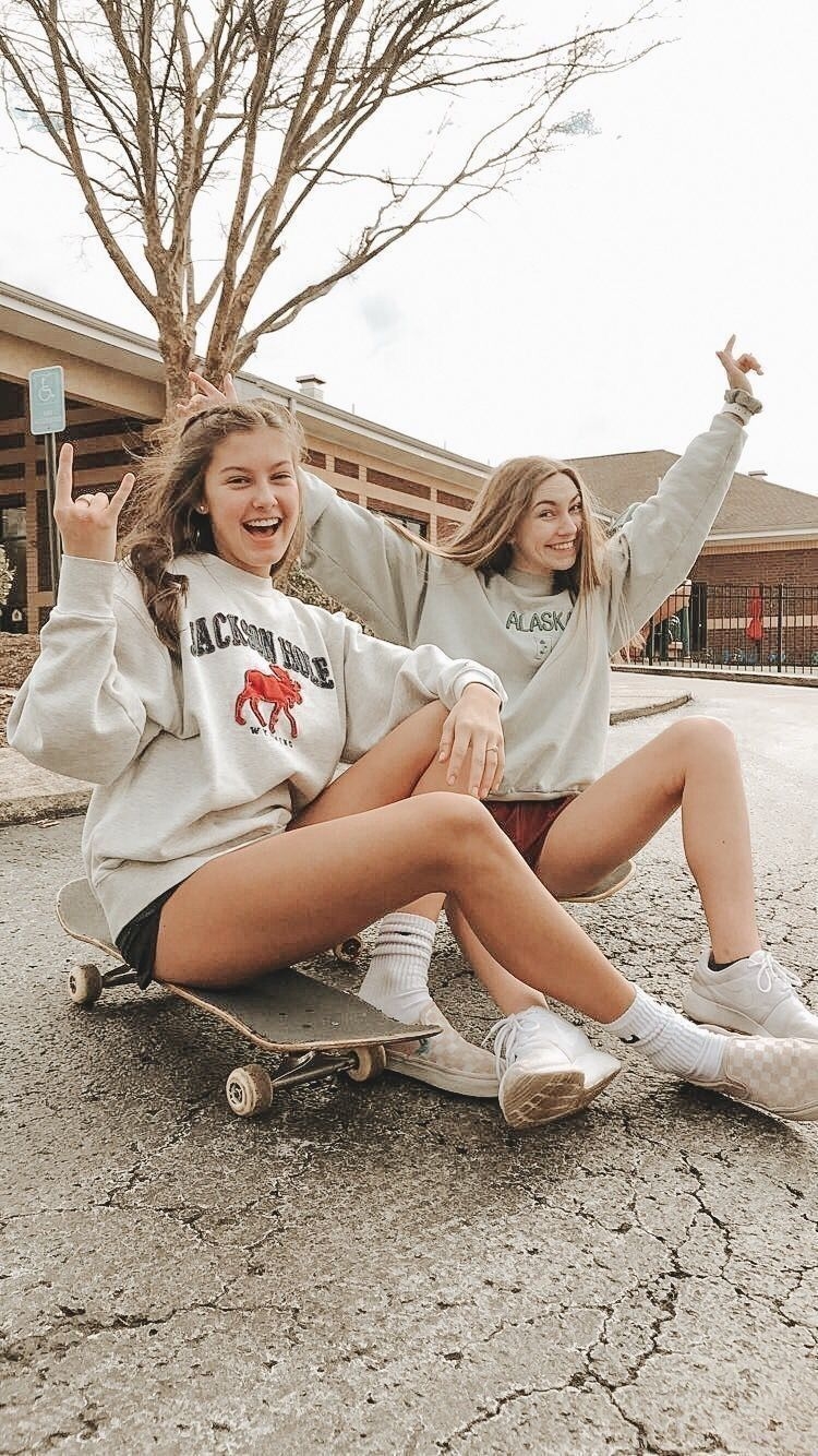 Три девушки подростка