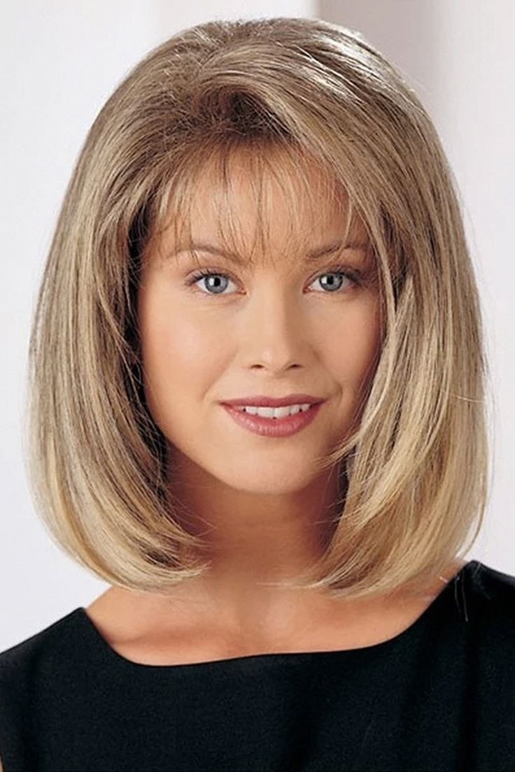 Стрижка на средние волосы с челкой