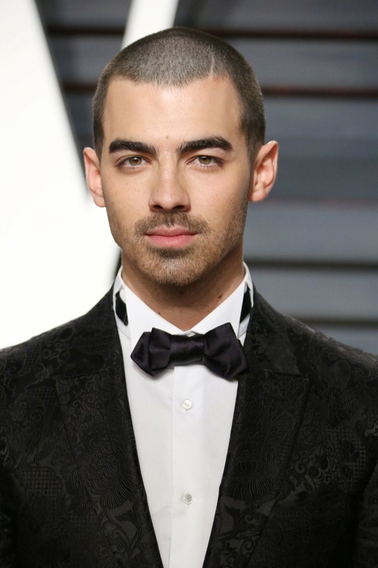 Джо Джонас короткая стрижка