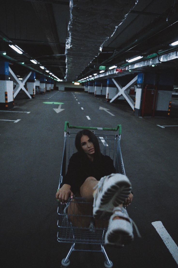 Девушка с тележкой