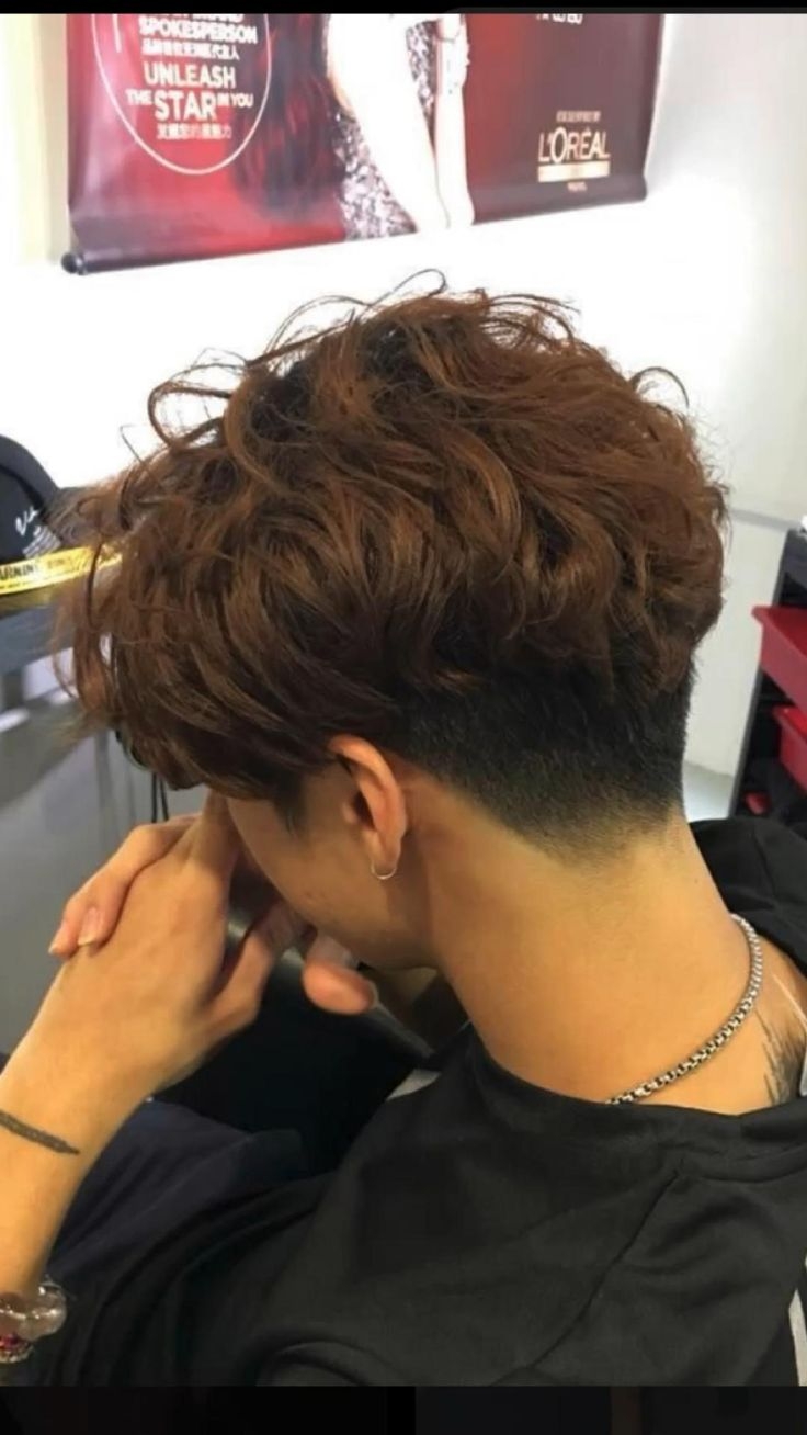 Корейская стрижка с вьющимися волосами мужская