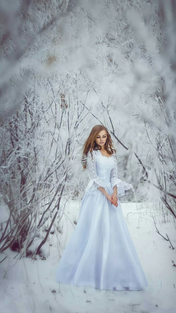 Девушка в платье зимой