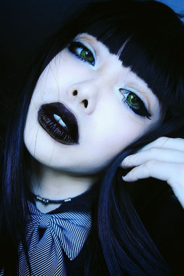 Девушки с черными зрачками