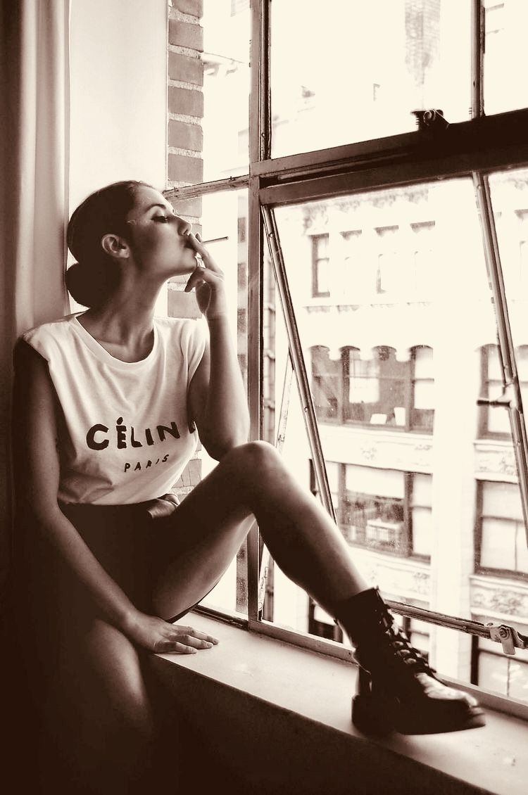 Девушка на балконе с сигаретой