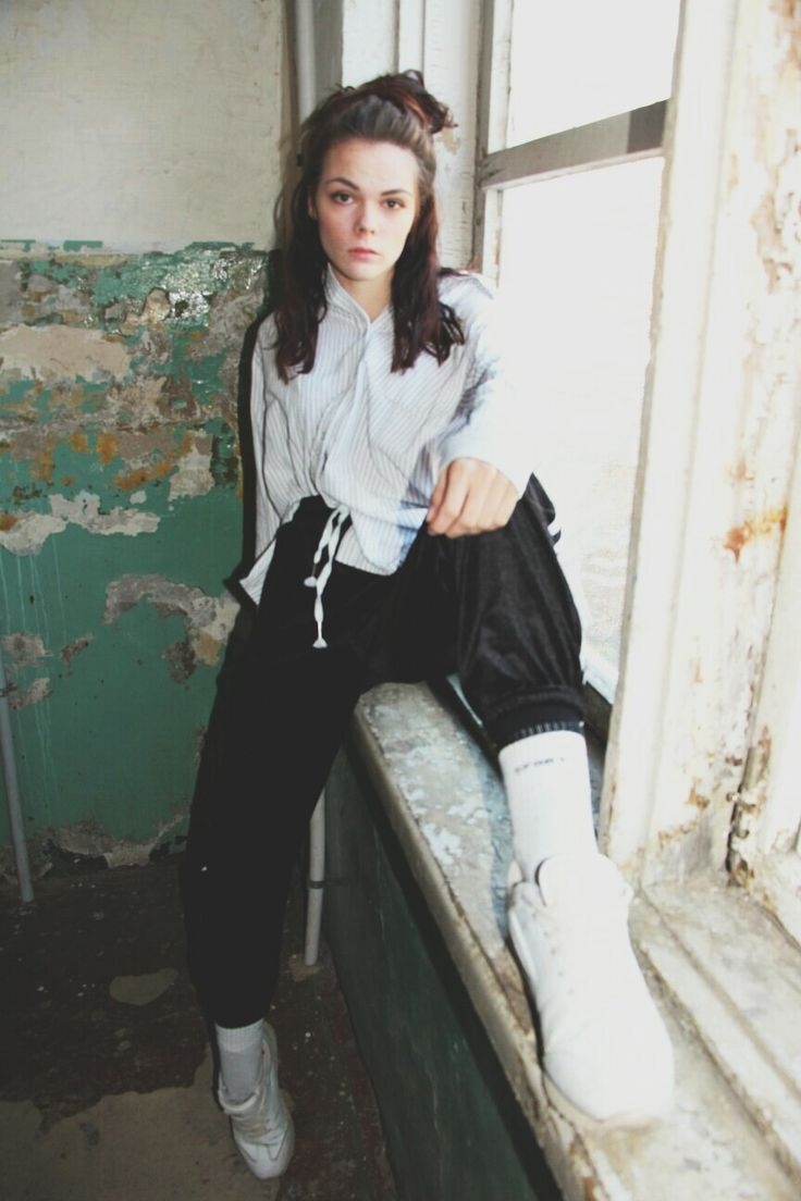 Фотосессия в стиле 90 в подъезде