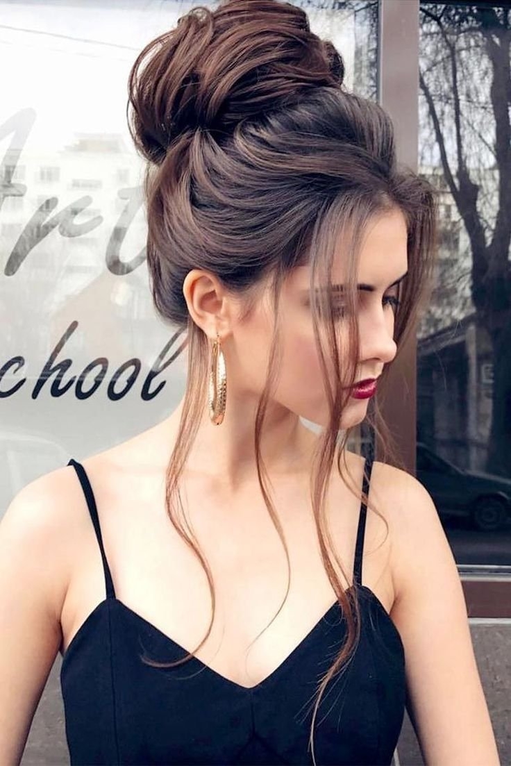 Прическа на выпускной высокий пучок