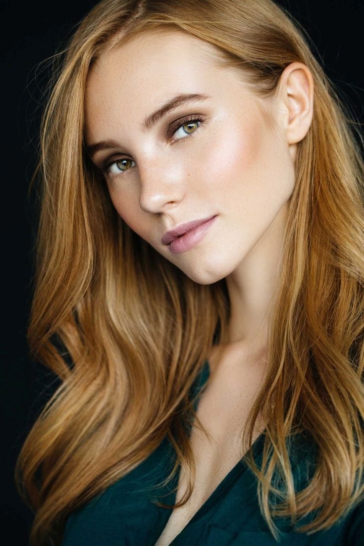 Светло русые волосы и зеленые глаза