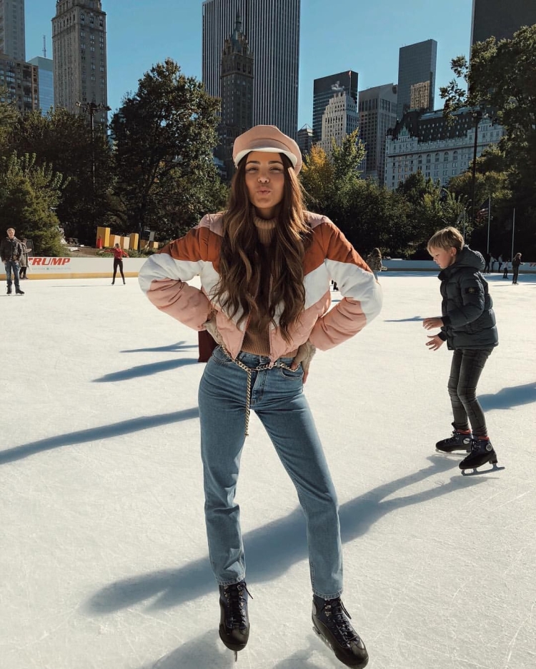 Красивая девушка на коньках