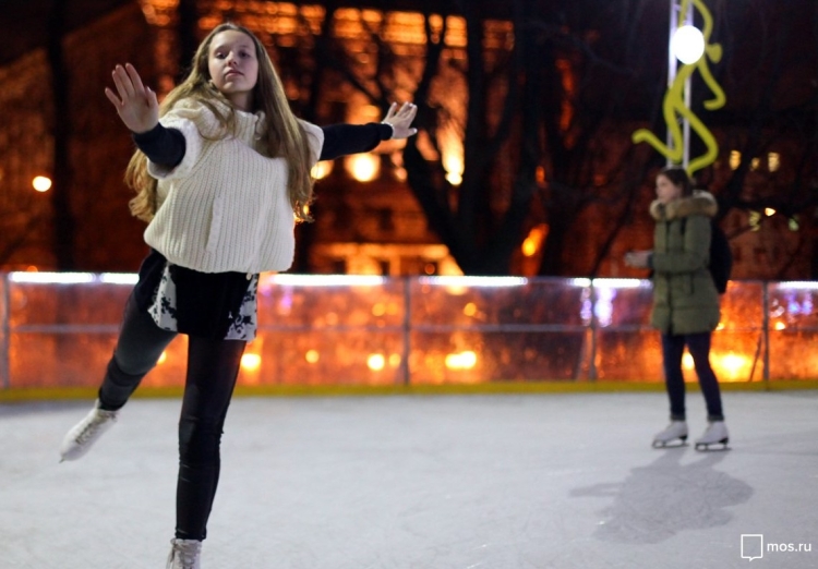 Девушка катается на коньках