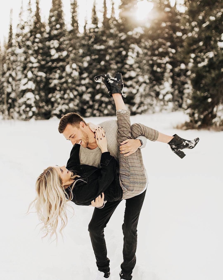 Зимние фотосессии на улице для пары