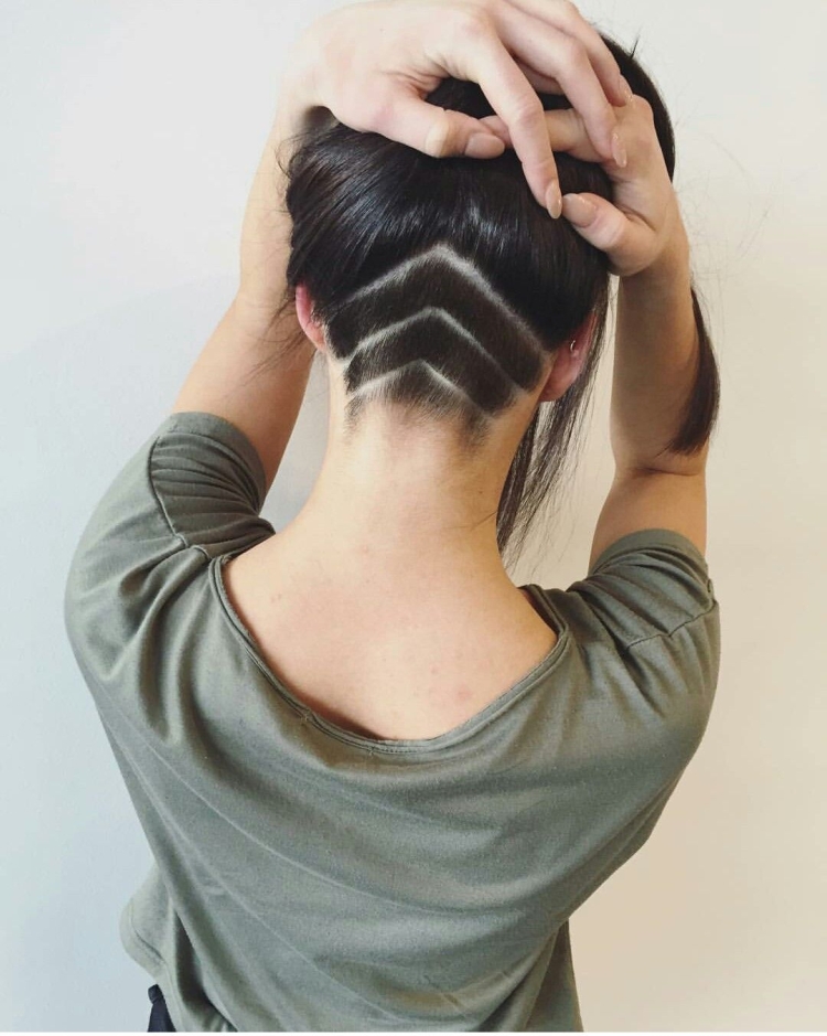 Стрижки с выбритым затылком женские