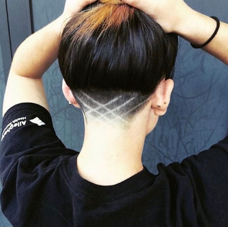 Стрижка с выбритым затылком