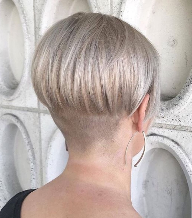 Стрижка каре-Бобс выстриженным затылком