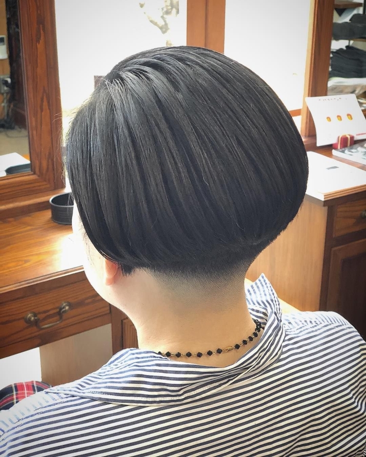 Классическое каре с выбритым затылком