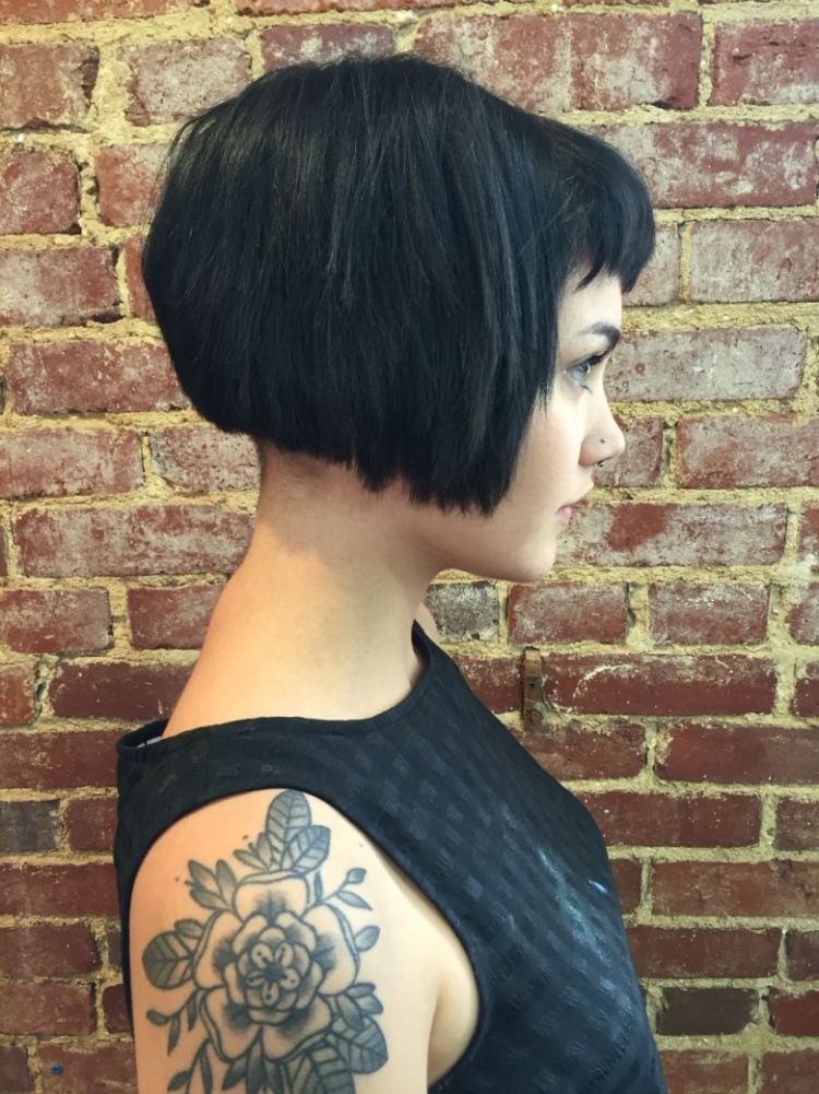 Стрижка каре с бритым затылком