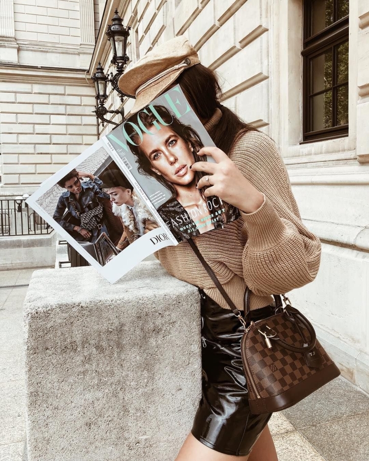 Девушка с журналом