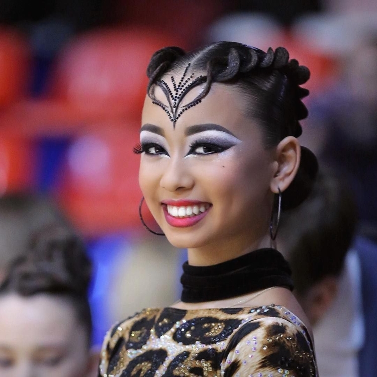 Дарья Столбова прическа бальные танцы