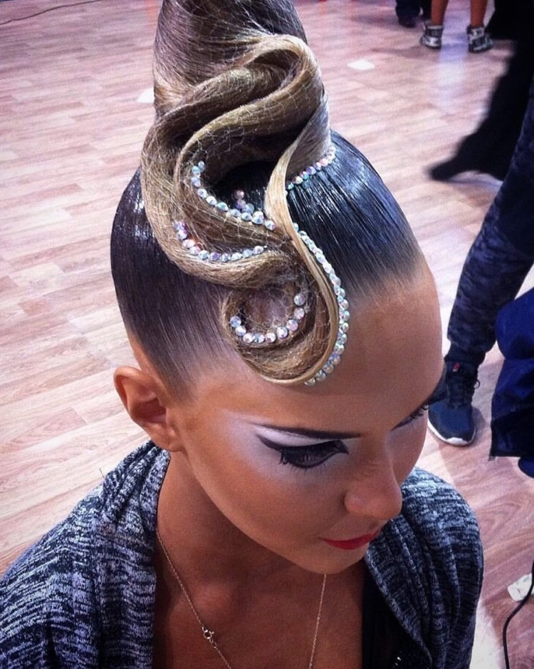 Бальные прически