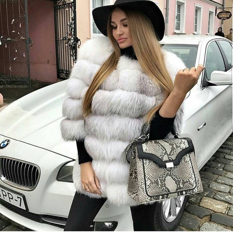 Богатые дамы в шубах