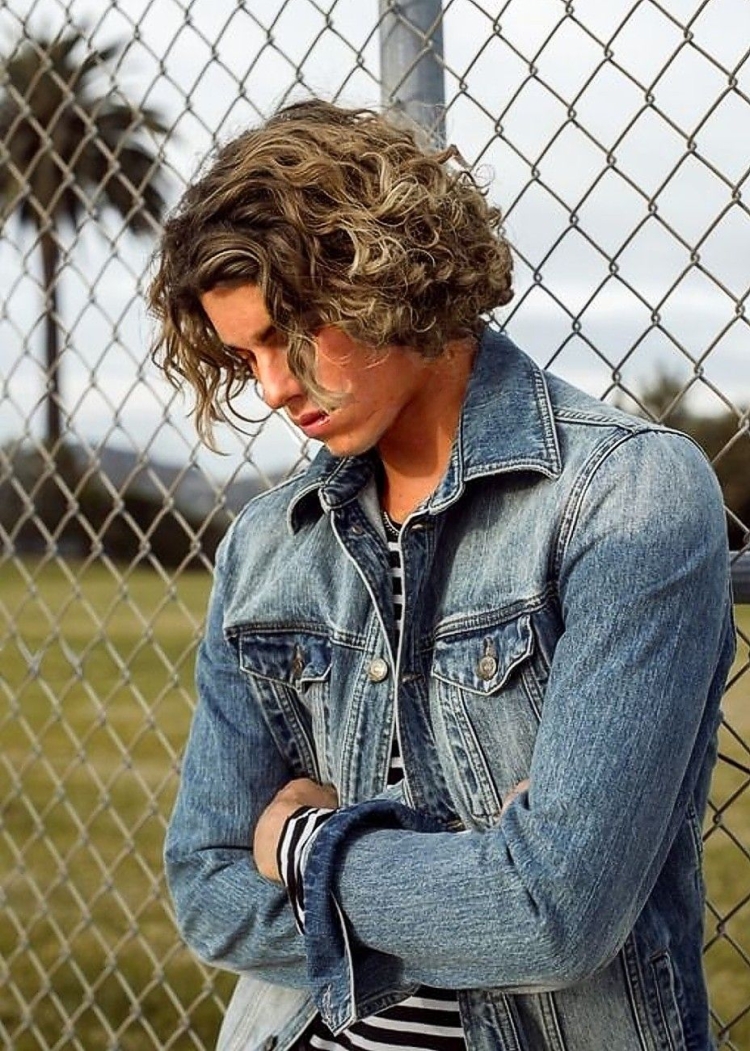 Мужское каре на кудрявые волосы