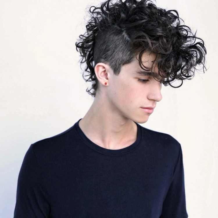 Парень с темными кудрявыми волосами