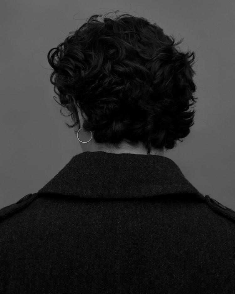 Кудрявый мужчина со спины