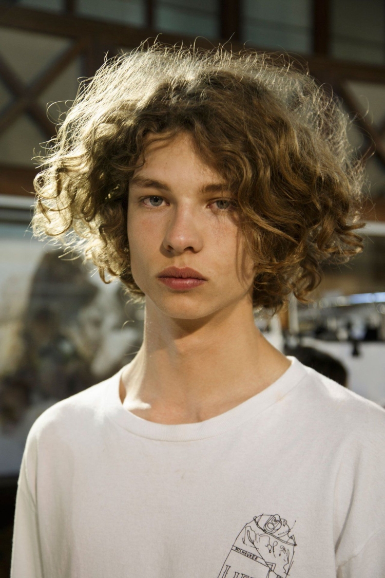 Керли бойс прическа