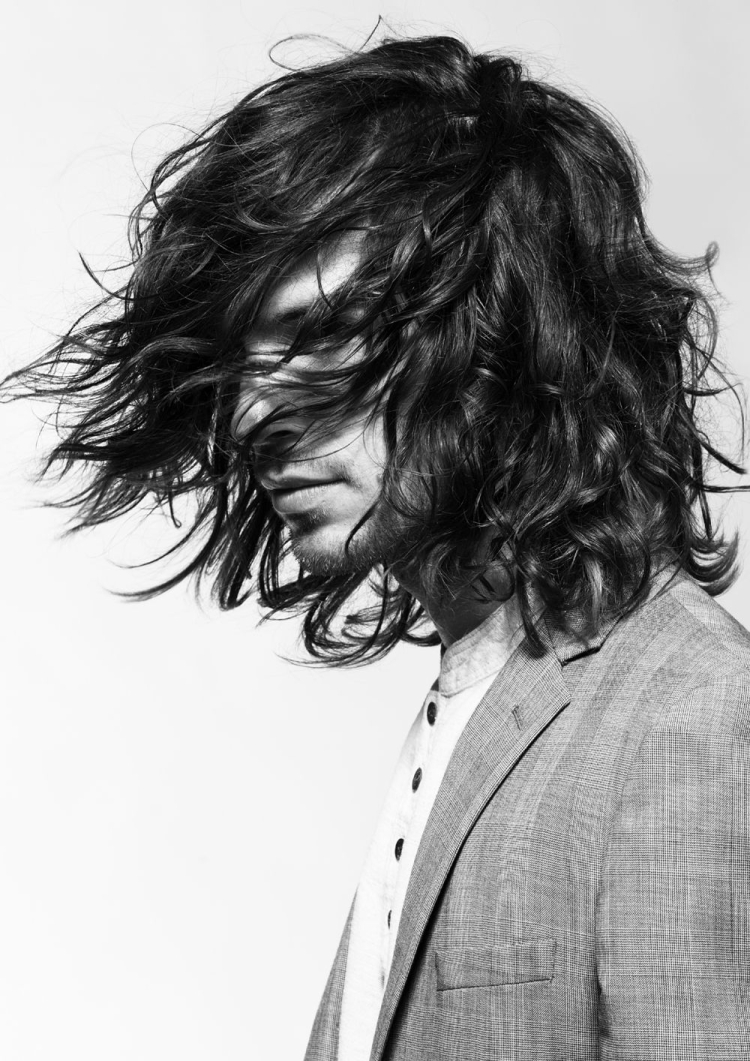 Мужчина с длинными волосами Эстетика