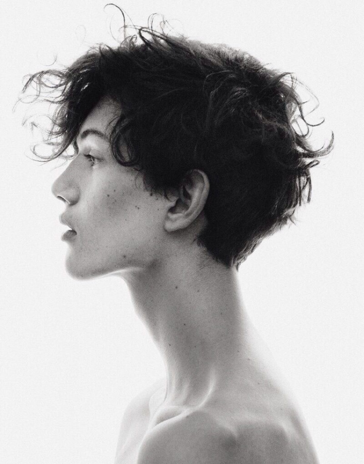 Кудрявый парень в профиль